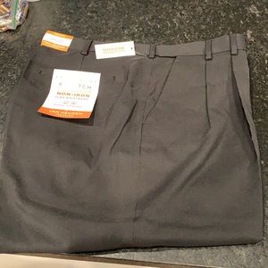 Brand New Van Heusen “Traveler” dress pant 44x32